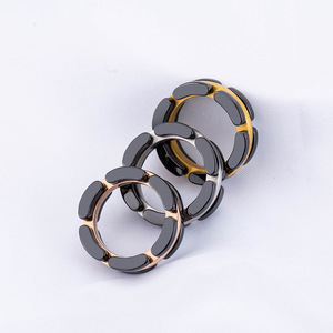 แหวนเซรามิกสีดำลายเรขาคณิต ไทเทเนียมสตีล ชุบทอง 18K สำหรับทุกเพศ แฟชั่นเครื่องประดับ ของขวัญ - Product Image 3