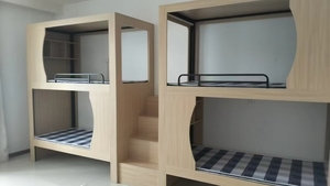 เตียงสองชั้นเหล็กแบบกำหนดเองขนาดเต็มพร้อมตู้เก็บของด้านล่าง เตียงสองชั้นสำหรับหอพักเยาวชน - Product Image 6