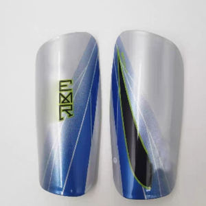 2024 nuovissima fabbrica all'ingrosso di calcio Shin Pad personalizzato <span class=keywords><strong>in</strong></span> <span class=keywords><strong>plastica</strong></span> e resina materiale di calcio giovanile parastinchi per lo sport - Product Image 5