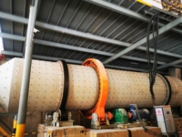 Broyeur à boulets pour boues, moteur AC 315 kW, capacité de décharge 100-300 mesh, haute capacité 30-60 T/h