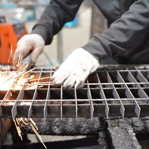 Прочная противоскользящая промышленная решетка из нержавеющей стали для проходных и дренажных систем, современная, коррозионностойкая - Product Image 4