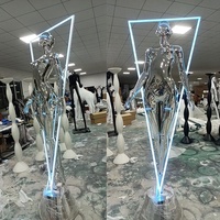 Décoration de la maison personnalisée en usine sculpture de figurine robot fille en fibre de verre de taille réelle avec lumière LED pour la décoration intérieure de l'hôtel