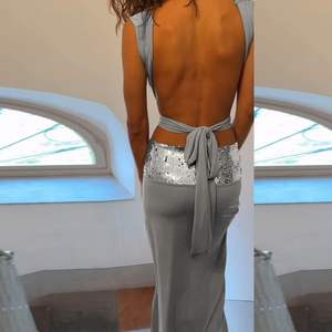 Ensemble élégant 2 pièces pour femme : haut sans manches et jupe longue avec ceinture à sequins en satin, idéal pour les soirées et les fêtes - Product Image 2