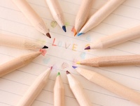Ensemble de crayons de couleur hexagonaux sans bois pour enfants, avec taille-crayon, dans un tube en papier, pour les cours d'art, la papeterie scolaire et les activités artistiques.