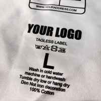 Étiquettes DTF personnalisées à faible MOQ avec logo, autocollants en rouleau PET extensibles à toucher doux et détails fins pour le marquage de vêtements et les étiquettes de col