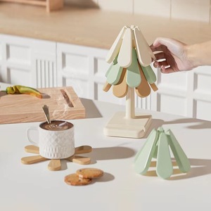 Posavasos de Madera con Diseño Art Deco de Árbol de Navidad, Diseño de Naturaleza Muerta, Posavasos para Tazas, Bebidas, Diseño Original - Product Image 1