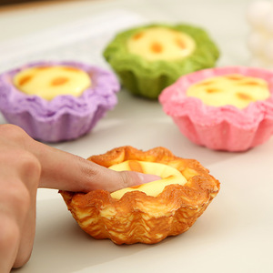Jouet de décompression en mousse PU à rebond lent, en forme de tarte aux œufs, avec logo personnalisé, vente en gros du fabricant - Product Image 1