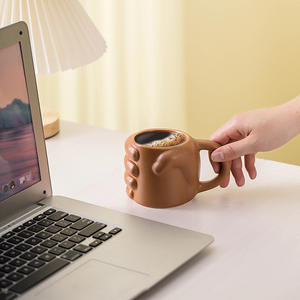 OEM/ODM Vente de gros Cadeau unique de <span class=keywords><strong>papa</strong></span> Tasse à main de père en céramique 3D personnalisée Tasse à main de <span class=keywords><strong>papa</strong></span> Tasse à bosse de poing personnalisée amusante pour la journée - Product Image 3