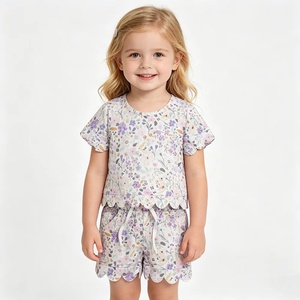 Ensemble décontracté d'été pour petites filles : haut sans manches rose à motif floral festonné et short assorti – Doux et extensible - Product Image 6