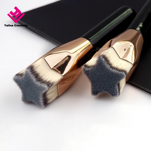 Brocha de <span class=keywords><strong>Maquillaje</strong></span> Facial de Tamaño Grande con Mango de Madera Negro Brillante, Diseño de Estrella y Corazón, Cabeza Plana Impecable - Product Image 4
