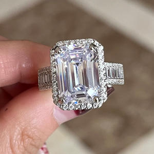 Anello di fidanzamento da donna F1566 in oro bianco con diamante taglio smeraldo, colore D naturale, montatura a halo - Product Image 4