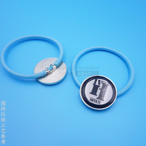 Élastique à cheveux en alliage avec logo en résine époxy, rond, nickel brillant, accessoire décontracté pour cheveux, collection Printemps 2024 - Product Image 1