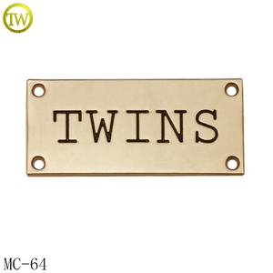 ป้ายโลหะติดเสื้อผ้าแบบสั่งทำพิเศษ พิมพ์ชื่อ ป้ายโลหะสลัก 2 รู สำหรับตกแต่งเสื้อผ้า - Product Image 3