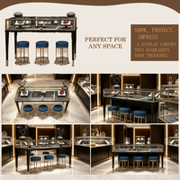Comptoir de présentation de bijoux en verre avec revêtement en velours bleu pour boutique de bijoux haut de gamme, vitrine d'îlot de présentation de bijoux de luxe