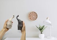 Sculpture en céramique moderne éléphant beige et gris, figurine décorative écologique de 16 cm de haut pour anniversaire