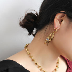 Venta al por mayor de joyería de moda 18K chapado en oro pendientes de acero inoxidable 2025 <span class=keywords><strong>noticias</strong></span> en forma de <span class=keywords><strong>corazón</strong></span> Cuba alta calidad multi estilo pendiente - Product Image 3