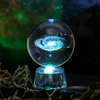 Boule de cristal de la galaxie gravée au laser 3D avec base lumineuse LED, lampe de table sphère de cristal ciel spatial, décoration astronomique