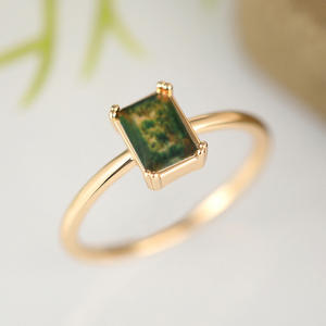 Anello con Gemma Taglio Smeraldo Geometrico T0971 in Oro Giallo con Montatura a Griffe, Gioiello Raffinato da Donna per Fidanzamento - Product Image 2