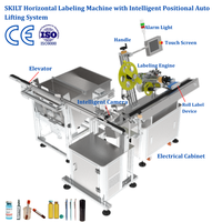 Máquina Etiquetadora Automática de Tubos Horizontales SKILT con Elevador y Sistema de Orientación por Visión para Productos Planos y Cilíndricos