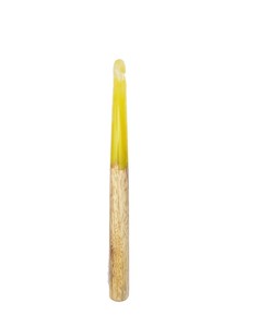 Crochet en bois naturel avec résine jaune, manche ergonomique, finition lisse, outil de tricot fait main pour projets de bricolage et de création en fil. - Product Image 4