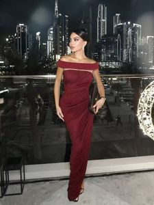 A11965 Abito da Sera Personalizzabile in Bordeaux per Donne Taglie Forti, Vestito da Sposa con Spalle Scoperte e Pieghe, Abito da Cerimonia in Pizzo - Product Image 1