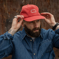 Nieuwe design flatbill 100% katoen 5-panel custom geborduurde logo rode ongestructureerde snapback cap voor huwelijksjubileum cadeau