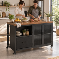 Meuble de cuisine pour micro-ondes avec îlot central, rangement, chariot en acier, tiroir, portes côtelées, dessus imitation bois, étagère ouverte et roulettes verrouillables