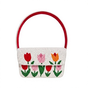 Sac à main tendance à motifs de plage perlés, forme rectangulaire, broderie en coton, poignée rouge, fond bleu, motif parapluie soleil - Product Image 4
