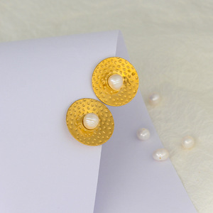 2023 nouveau luxe sans ternissement 18k plaqué or en acier inoxydable Baroque perle collier boucles d'oreilles ensemble de bijoux en gros - Product Image 5