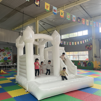 Château gonflable commercial en PVC blanc 4m x 4m, facile à installer pour les mariages et les événements en plein air