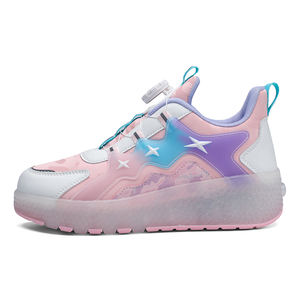 Fabbrica diretta <span class=keywords><strong>In</strong></span> magazzino TPR suola illuminazione <span class=keywords><strong>a</strong></span> LED per bambini <span class=keywords><strong>In</strong></span> linea <span class=keywords><strong>pattini</strong></span> traspirante <span class=keywords><strong>a</strong></span> doppia <span class=keywords><strong>fila</strong></span> <span class=keywords><strong>pattini</strong></span> <span class=keywords><strong>a</strong></span> rullo lampeggiante per gli uomini - Product Image 1