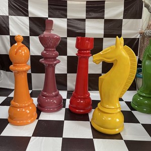 Grande sculpture d'échecs sur pied en plastique renforcé de fibre de verre, faite à la main, style nature morte, pour hôtel - Product Image 5
