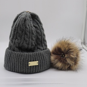 <span class=keywords><strong>Bonnet</strong></span> en tricot gratuit pour femmes avec <span class=keywords><strong>bonnet</strong></span> en acrylique <span class=keywords><strong>baggy</strong></span> Pom Pom en fausse fourrure avec doublure en polaire pour le voyage - Product Image 5