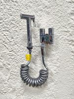 Ensemble de pulvérisateur mural moderne en laiton à double sortie avec robinet d'angle pour toilettes et salle de bain