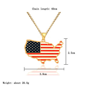 Collier avec pendentif <span class=keywords><strong>carte</strong></span> <span class=keywords><strong>des</strong></span> États-<span class=keywords><strong>Unis</strong></span> en acier inoxydable, plaqué or véritable 18 carats, émail, drapeau américain, fabriqué par le fabricant - Product Image 2
