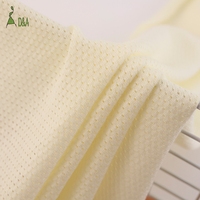 110g atmungsaktiver Jacquard-Ösen-Stricks toff aus reiner Baumwolle, der für Baby-Stram pler und Homewear als Kissen gefärbt ist