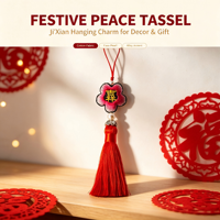 Ornement suspendu décoratif fait main ethnique porte-bonheur avec broderie florale, pompon rouge et perles d'alliage imitation perle, idéal comme cadeau