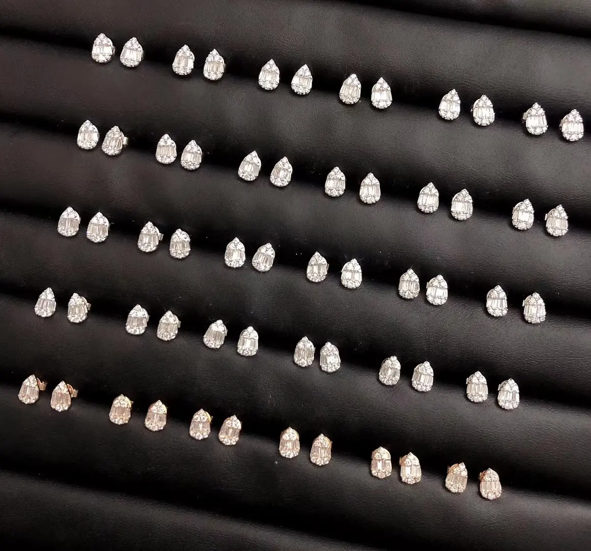絶妙なゴールドのイヤリング、女性の水滴型の実験室で育てられたダイヤモンドイヤリング、デイリーアクセサリー、ウェディングジュエリー