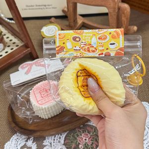 Jouet anti-stress compressible en silicone de qualité alimentaire, en forme de gâteau rond au lait de buffle, jouet sensoriel en argile crémeuse, jouet de décompression, slime pour les mains - Product Image 4