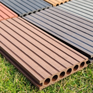 Revêtement de sol extérieur en WPC résistant aux UV Everwall avec surface personnalisée pour la conception de terrasses sur le lac - Product Image 5