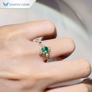 แหวนเพชรทรงกลมและมรกตสังเคราะห์ทรงคุชชั่นทองคำขาว 14K ของ Tianyu Gems สำหรับผู้หญิง สไตล์คลาสสิก โรแมนติก - Product Image 3
