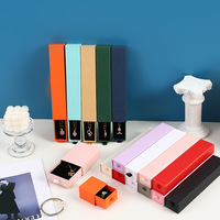 Coffret Cadeau de Bijoux A1 avec Étui à Collier, Boîte à Bague Carrée, Présentoir Noir et Options de Couleurs Assorties