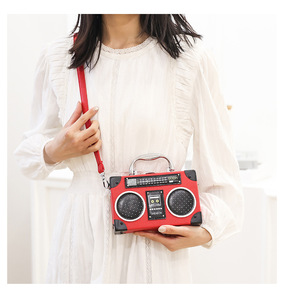 Bolso de mano con forma de radio retro para mujer, novedoso bolso cruzado de PU con asa superior para fiestas y uso diario. - Product Image 3