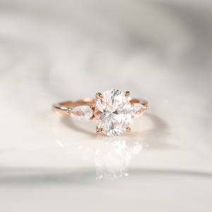 Anillo de Compromiso OAHLAN de Plata Esterlina 925 Chapado en Oro de 14k con Circonita de 3 Quilates de Talla Ovalada y 3 Piedras para Mujer - Product Image 5