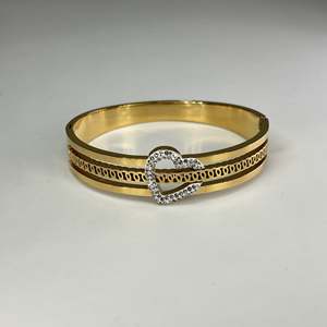 Brazalete de Moda en Acero Inoxidable 316L con Baño de Oro PVD y Dije de Corazón, Joyería para Mujer - Product Image 1