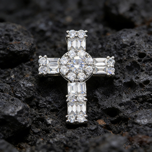 สร้อยคอจี้รูปกางเขนแบบคลาสสิก ชุบทองคำขาว 10K/14K/18K ประดับเพชร CVD ผลิตในห้องปฏิบัติการ ของขวัญสำหรับโอกาสพิเศษ - Product Image 4