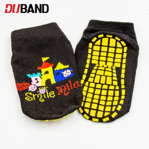 Chaussettes de trampoline <span class=keywords><strong>avec</strong></span> logo personnalisé, chaussettes antidérapantes pour enfants, terrain de jeux intérieur, chaussettes de sol en coton éponge personnalisées en gros - Product Image 4