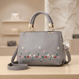 Sac à main élégant en cuir véritable gris imperméable BS INTERNATIONAL avec broderie florale et boucle, bandoulière personnalisable - Product Image 1