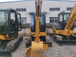 Mini-excavatrice Komatsu PC35MR 3,5T d'occasion fabriquée au Japon, avec chenilles en caoutchouc, pour travaux agricoles, avec système hydraulique et accessoire de préhension. - Product Image 6