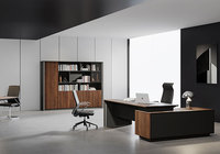 Bureau de direction moderne en forme de L avec finition en grain de noyer et armoire latérale mobile